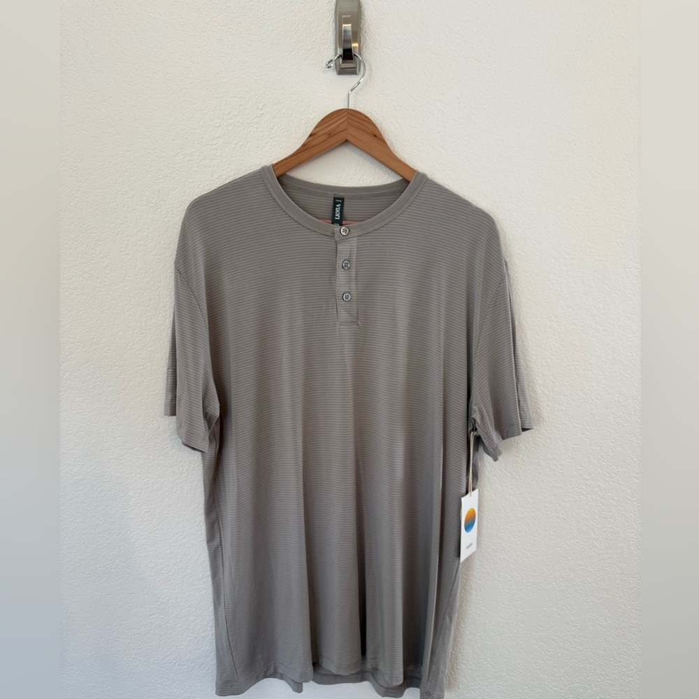 Vuori Men's XL Striped Linear Henley Performance Tee Fog Grey And White NWT
